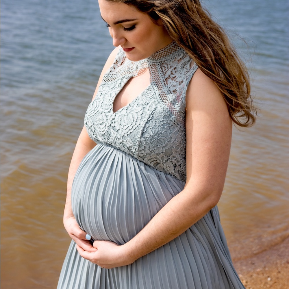 Elegant Lace Sleeveless Maternity Gown - Picture 3 of 4
